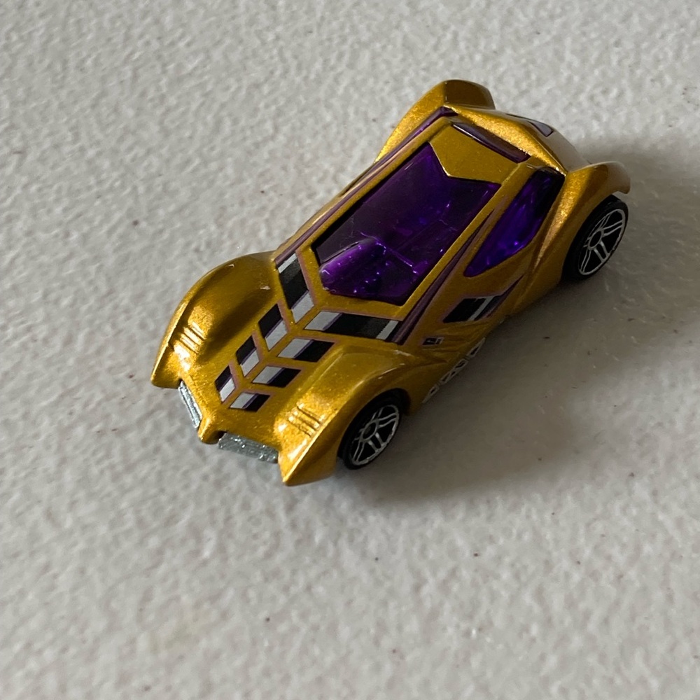 Hot Wheels 2002 Mattel Sinistra Toy Car Yellow Purple